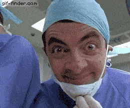 Mr. Bean vestido de médico acenando para câmera. 